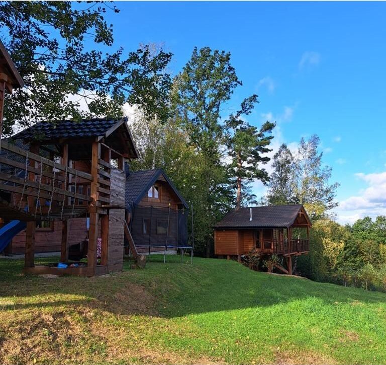 Osada Sroczy Jar — domki w jarze